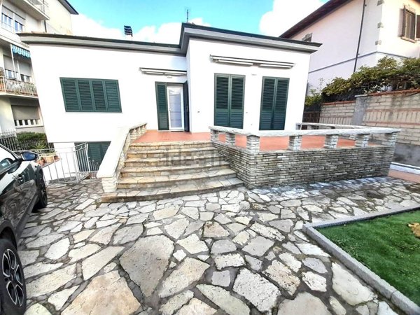 casa indipendente in vendita a Cecina