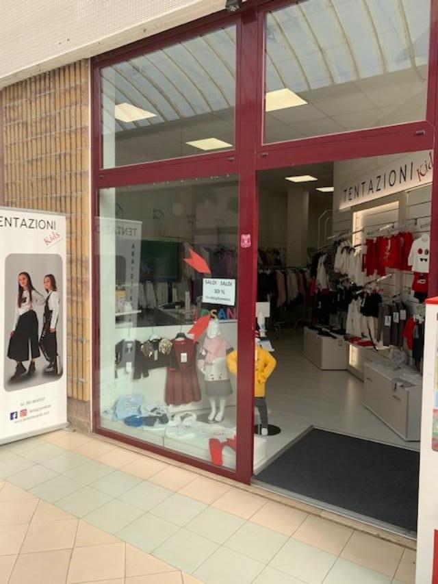 locale commerciale in vendita a Cecina