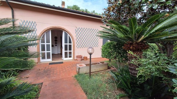 casa indipendente in vendita a Cecina