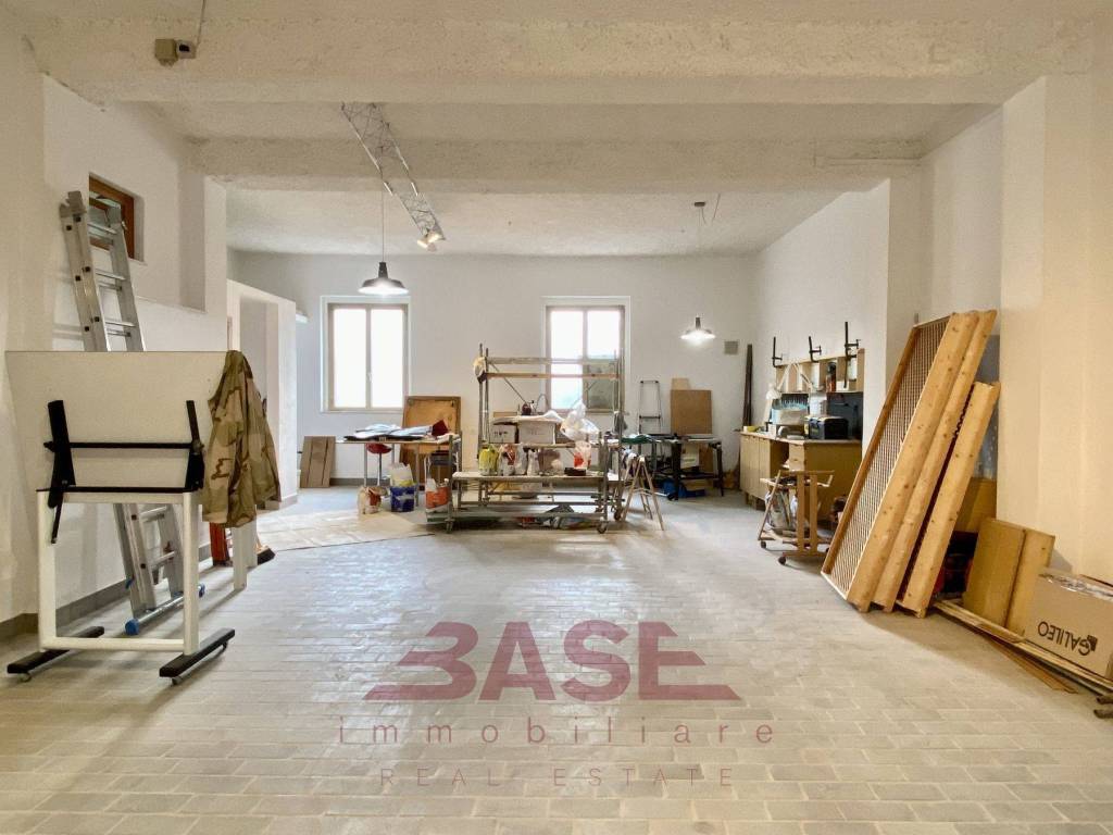 locale commerciale in vendita a Cecina