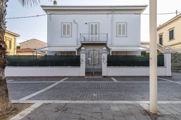 casa indipendente in vendita a Cecina