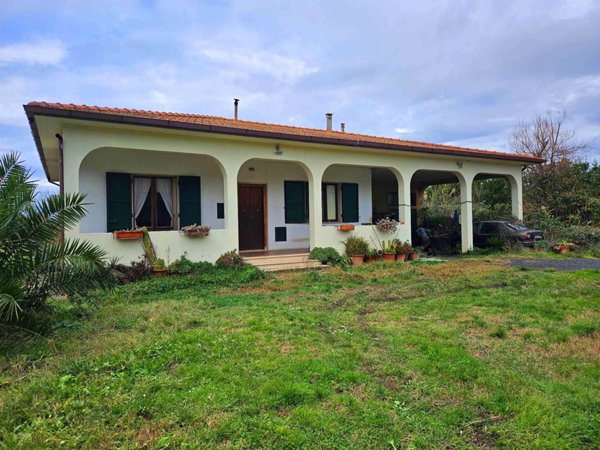 casa indipendente in vendita a Cecina