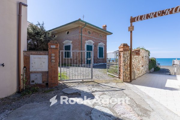 casa indipendente in vendita a Cecina