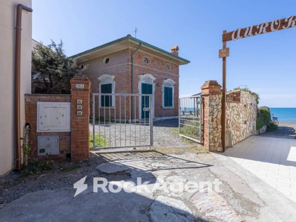 casa indipendente in vendita a Cecina