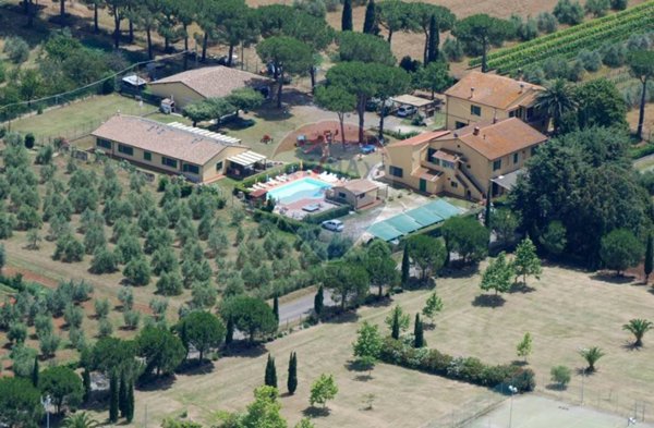 negozio in vendita a Cecina