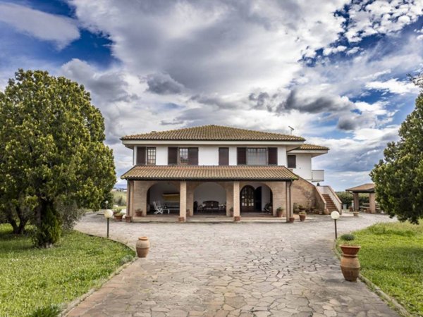 casa indipendente in vendita a Cecina