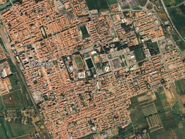 locale commerciale in vendita a Cecina