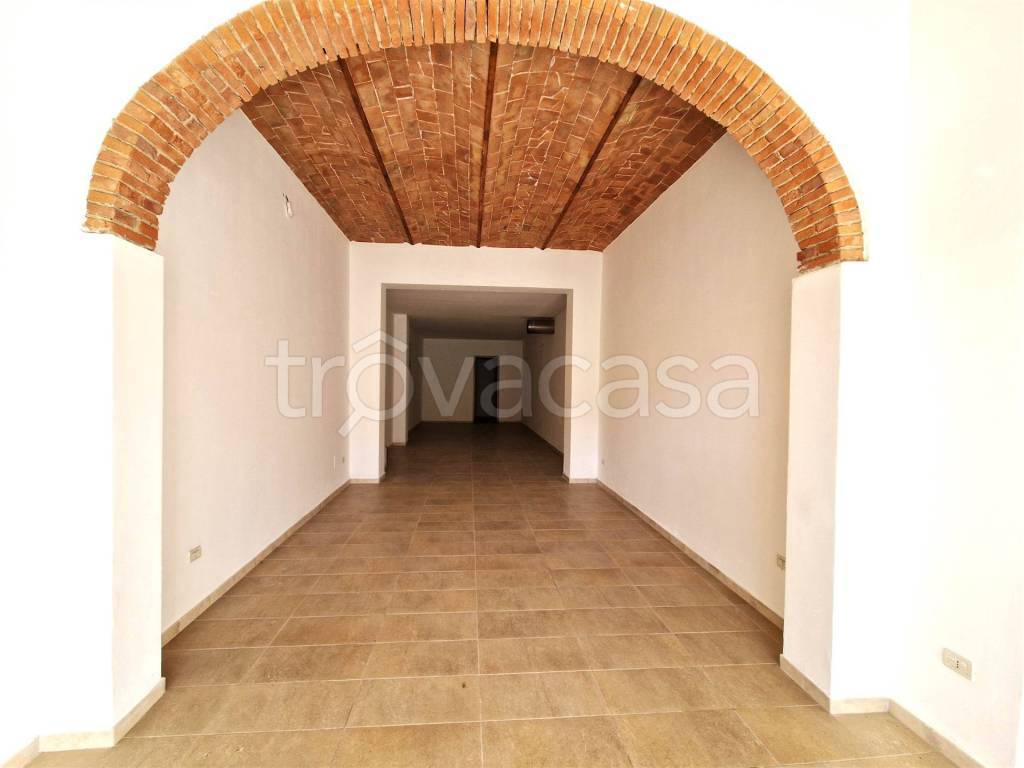 negozio in vendita a Cecina