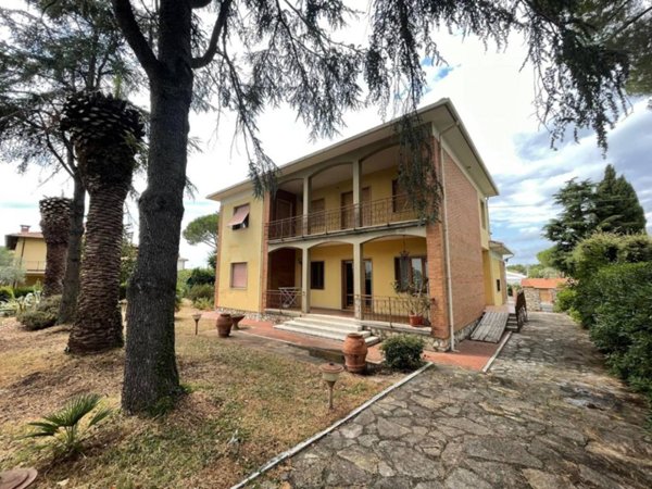 casa indipendente in vendita a Cecina