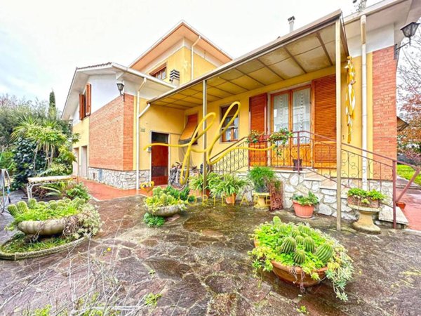 casa indipendente in vendita a Cecina