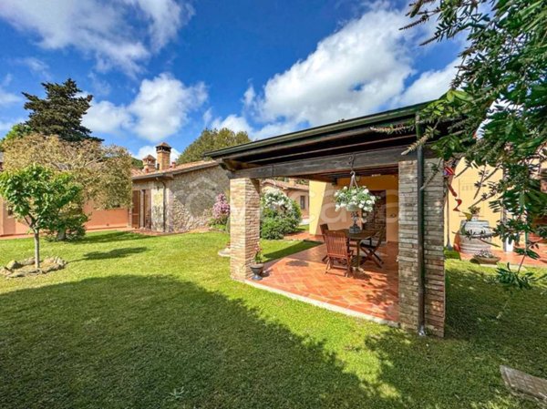 casa indipendente in vendita a Cecina