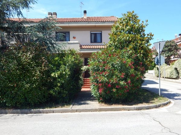 casa indipendente in vendita a Cecina