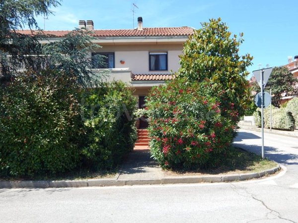 casa indipendente in vendita a Cecina