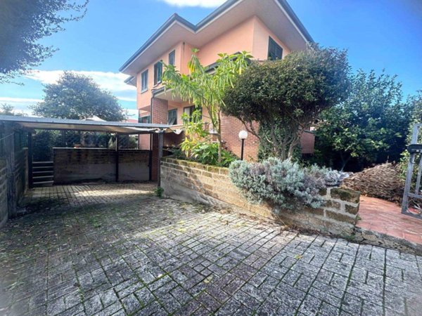 casa indipendente in vendita a Cecina