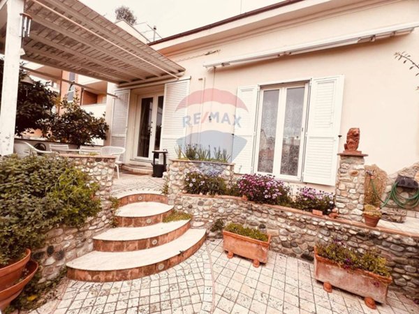 casa indipendente in vendita a Cecina