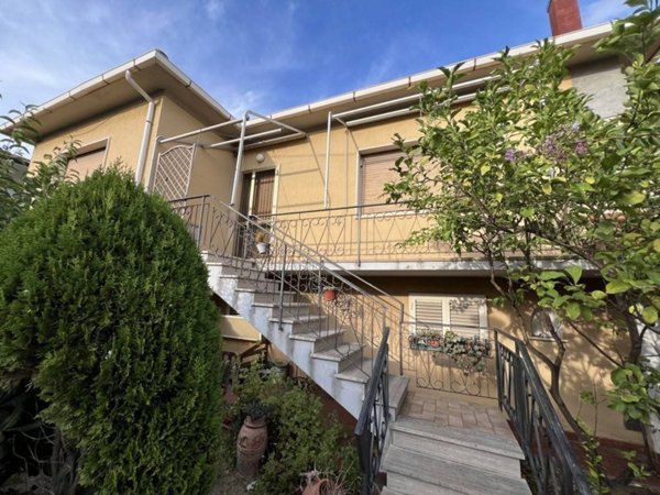 casa indipendente in vendita a Cecina