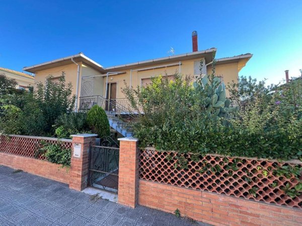 casa indipendente in vendita a Cecina