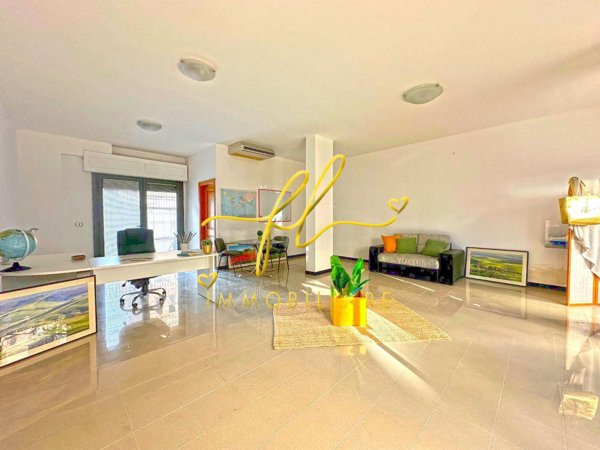 locale commerciale in vendita a Cecina