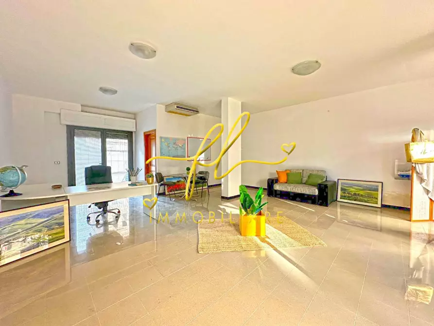 locale commerciale in vendita a Cecina