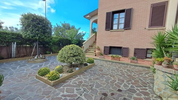 casa indipendente in vendita a Cecina