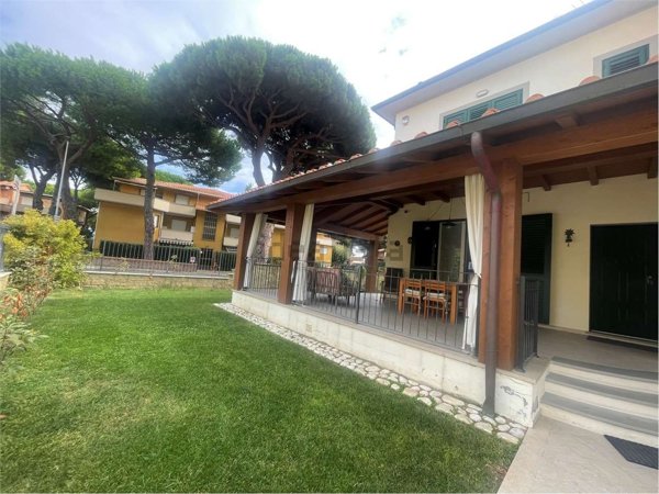 casa indipendente in vendita a Cecina