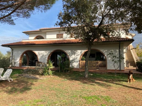 casa indipendente in vendita a Cecina