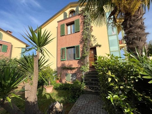 casa indipendente in vendita a Cecina