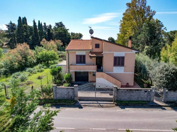 casa indipendente in vendita a Cecina