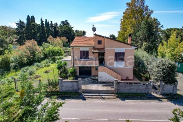 casa indipendente in vendita a Cecina