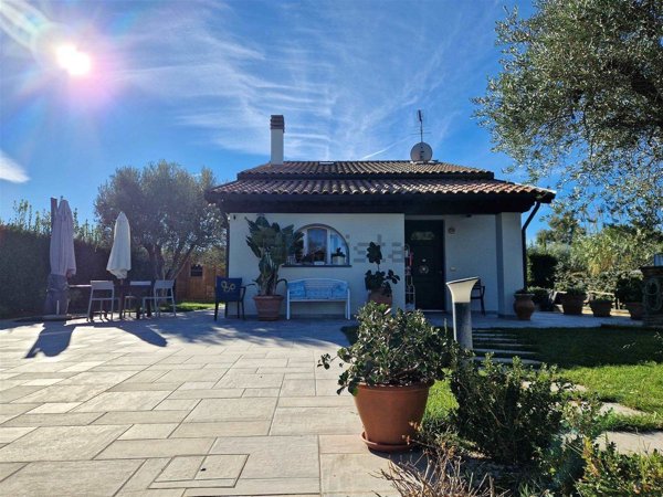 casa indipendente in vendita a Cecina