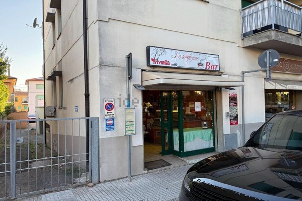 locale commerciale in vendita a Cecina