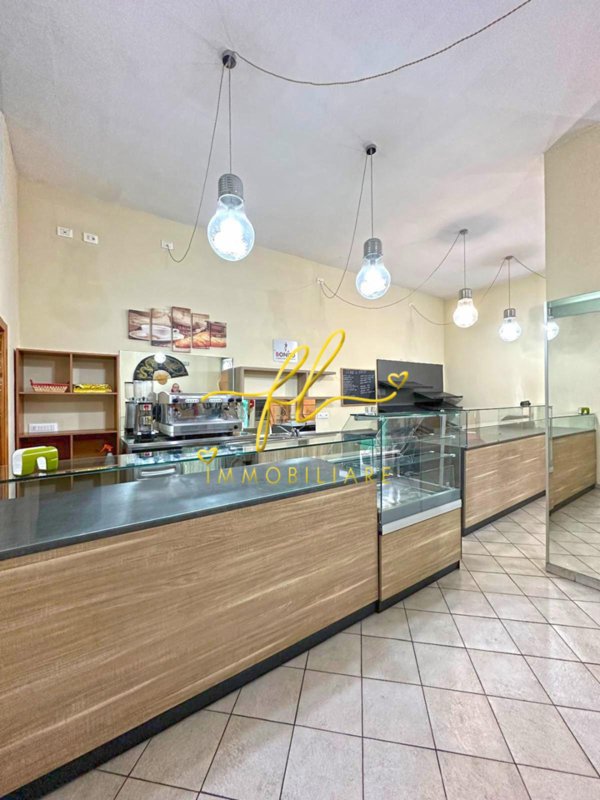 locale commerciale in vendita a Cecina