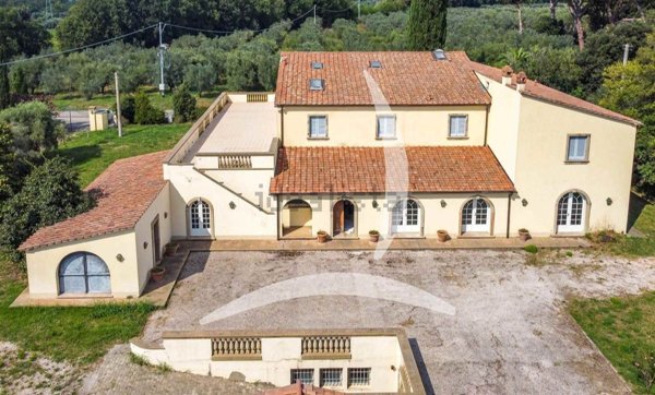 casa indipendente in vendita a Cecina