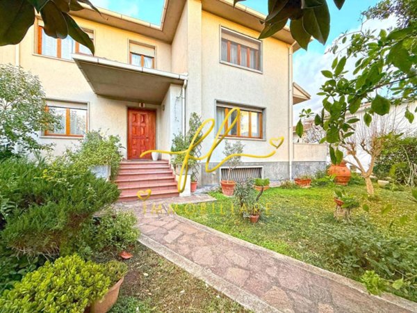 casa indipendente in vendita a Cecina