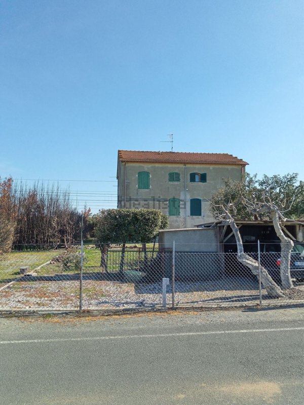 casa indipendente in vendita a Cecina