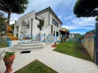 casa indipendente in vendita a Cecina