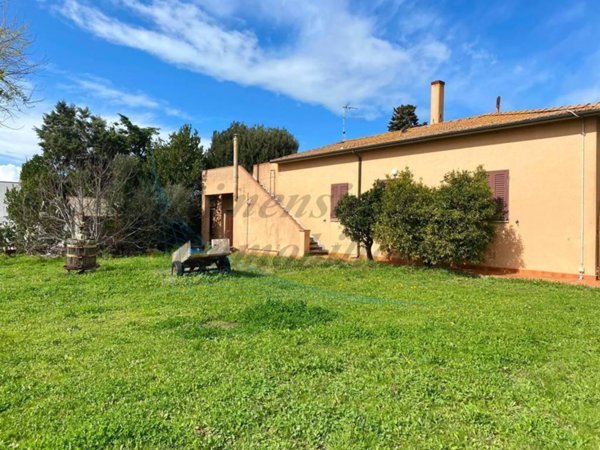 casa indipendente in vendita a Cecina