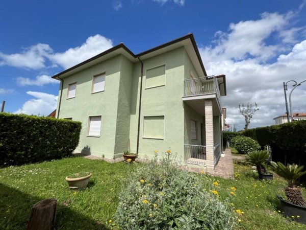 casa indipendente in vendita a Cecina