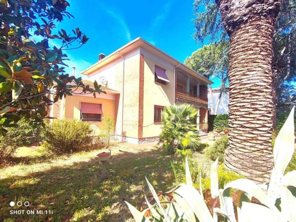 casa indipendente in vendita a Cecina