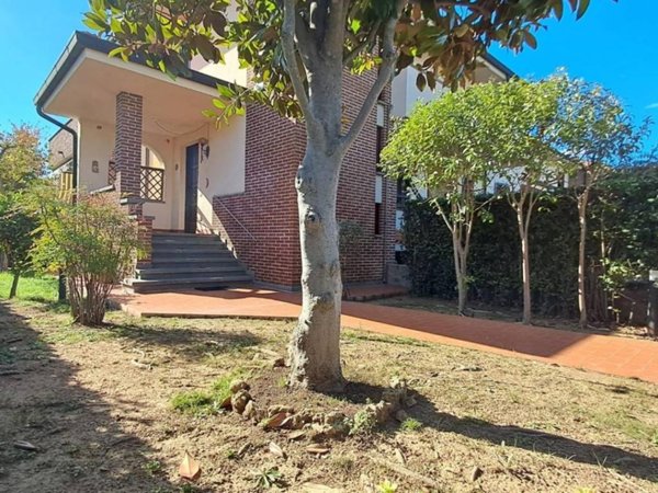 casa indipendente in vendita a Cecina