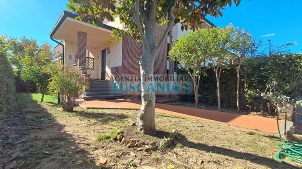 casa indipendente in vendita a Cecina