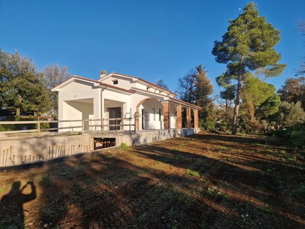 casa indipendente in vendita a Cecina