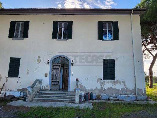 casa indipendente in vendita a Cecina
