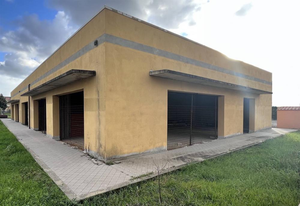 negozio in vendita a Cecina