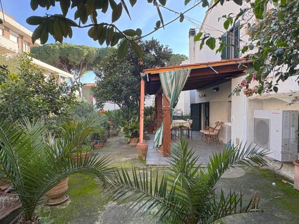 casa indipendente in vendita a Cecina