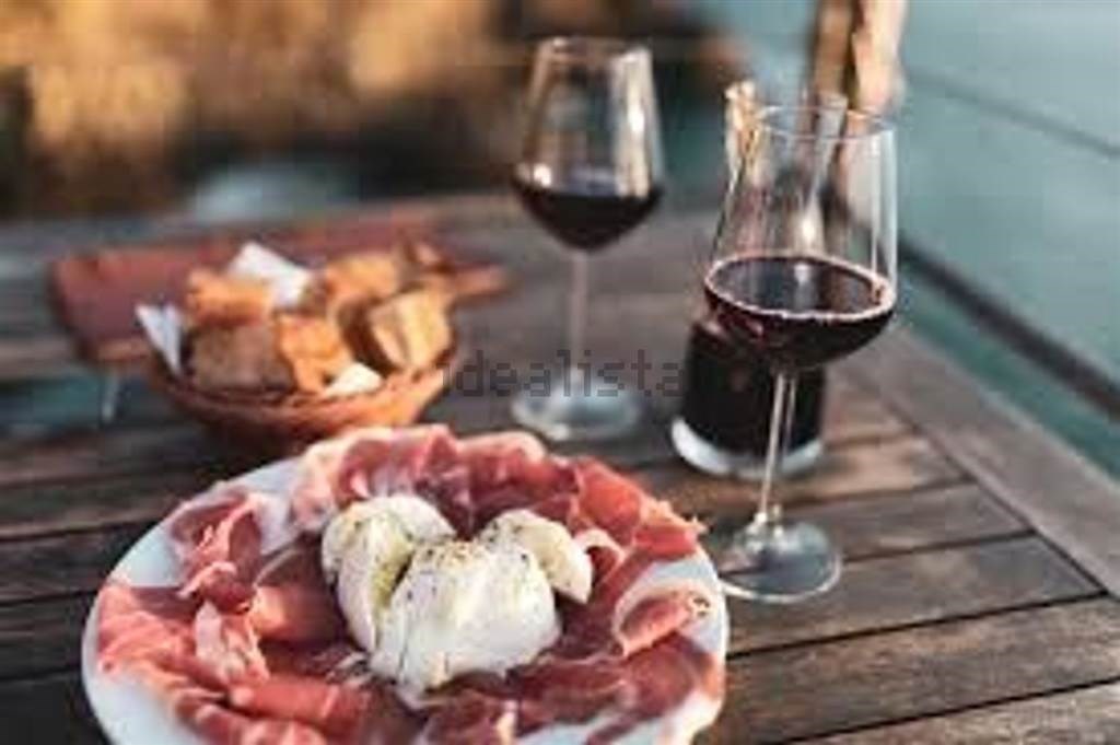 negozio in vendita a Cecina