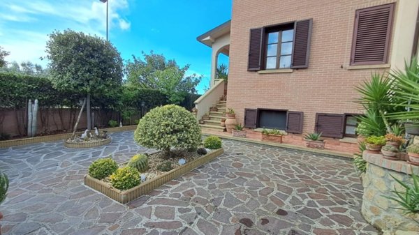 casa indipendente in vendita a Cecina