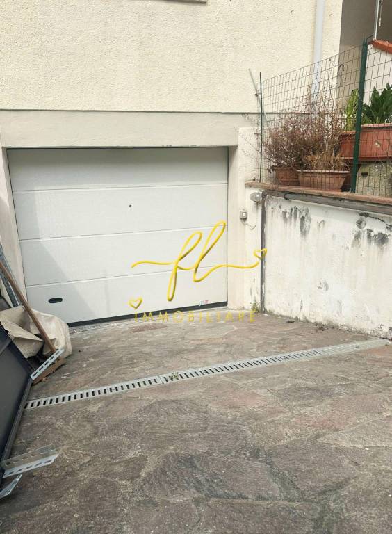 locale di sgombero in vendita a Cecina