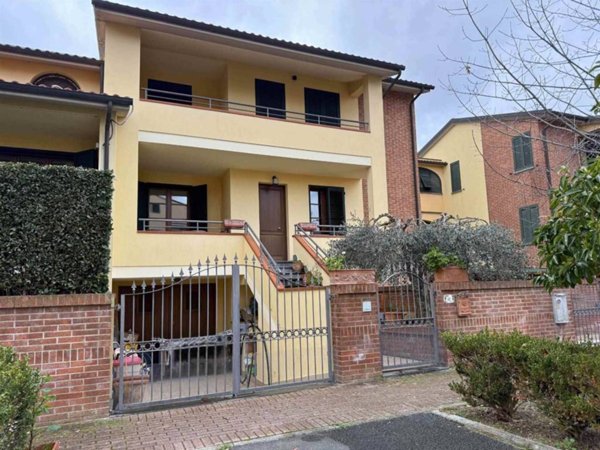 casa indipendente in vendita a Cecina
