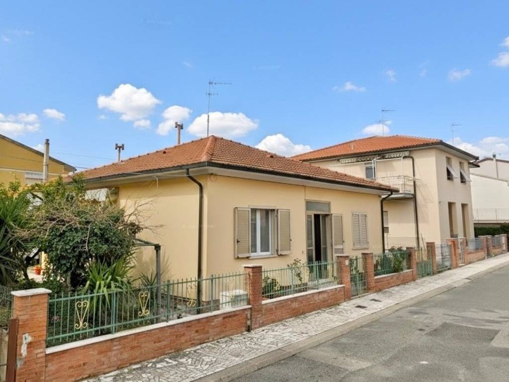 casa indipendente in vendita a Cecina